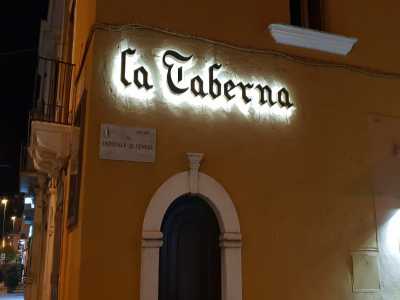 L�ultima tappa del nostro viaggio � Carbonara, quartiere a sud di Bari, dove si trova �La Taberna�, presente dagli anni 50 in via Ospedale di Venere, nei pressi dell�omonimo ospedale. 

Foto di www.insegneluminoseabari.it